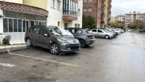 sivasta kontrolden cikan otomobil park halindeki araclara carpti 2Z81QVwF.jpg