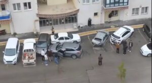 sivasta yagmurlu havada kontrolu kaybeden arac park halindeki 5 araca carpti QIVA48qE.jpg